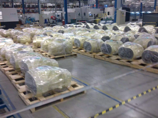 تصویری از داخل کارخانه اینگرسولرند و المنت‌های کمپرسور چیده شده در کنار هم